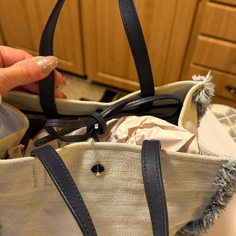 Kate Spade light denimTote with navy blue Handles - Picture 4 of 8
